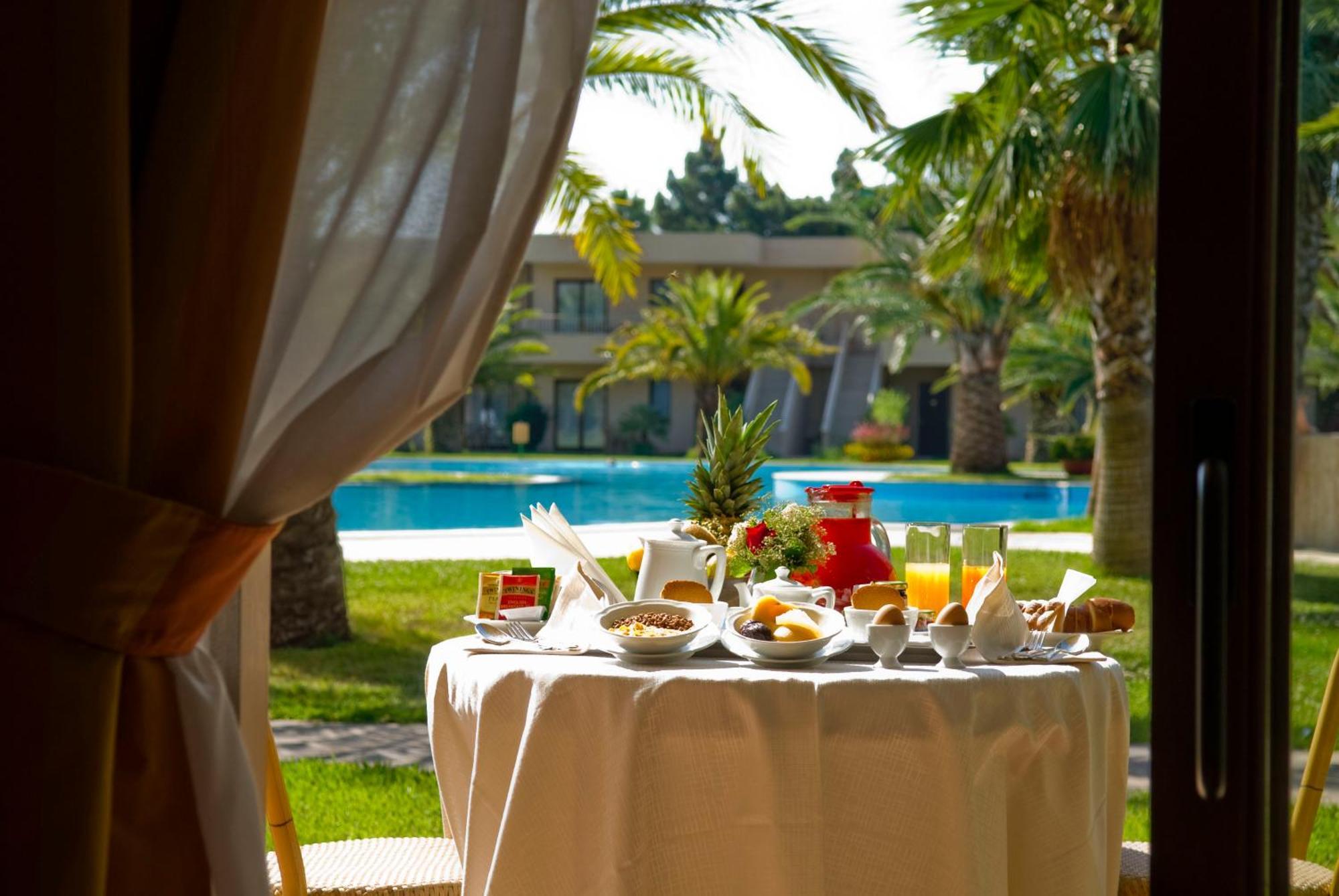 Family Room (4 Adults),830372351:JPEG